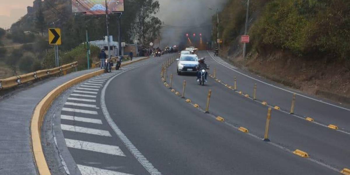 Quito mantiene tres cierres viales para precautelar la seguridad ante incendios