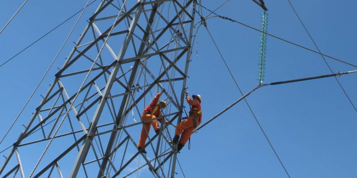 ¿En qué consisten los trabajos de mantenimiento del sistema de transmisión de energía eléctrica?