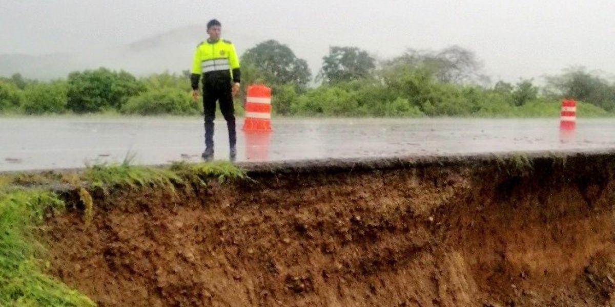 La ruta Santa Elena - Guayaquil afectada por desbordamiento de río causado por fuertes lluvias
