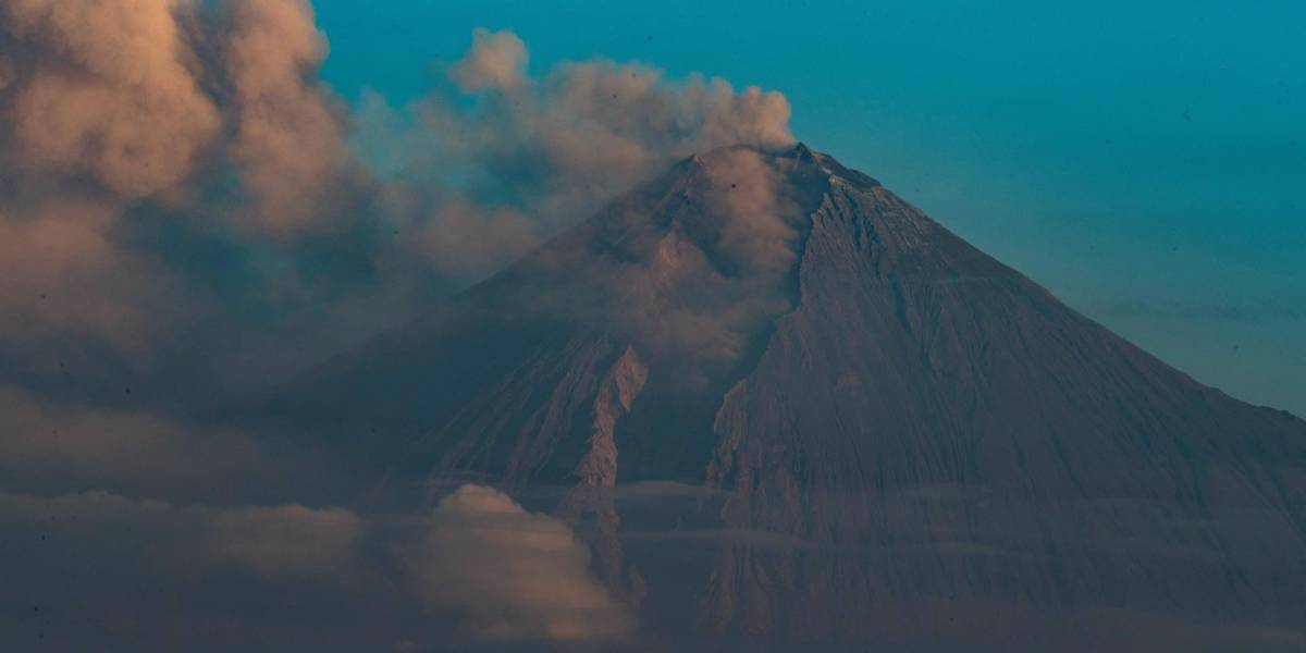 El volcán Sangay emana columna de gas y ceniza de más de 2 000 metros