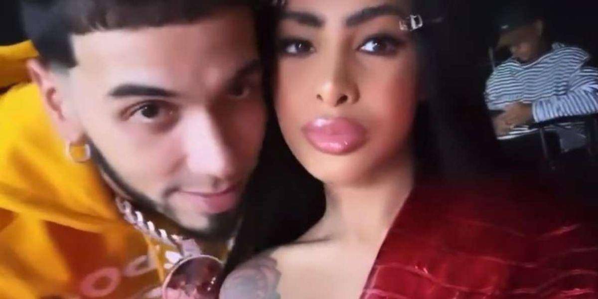 Yailin La Más Viral rompe un cartel de su expareja, Anuel AA, en polémico show de Estados Unidos