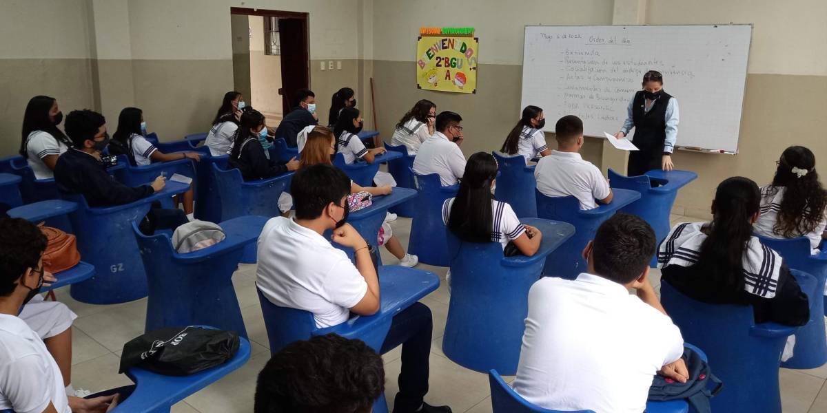 El 79 % de estudiantes y el 89 % de docentes asistieron a clases pese al paro en Guayaquil