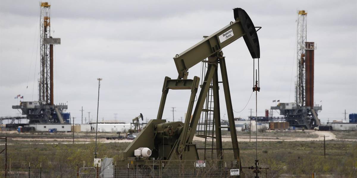 El barril de petróleo de Texas baja un 1 %, afectado por la tormenta Beryl y la situación en Gaza