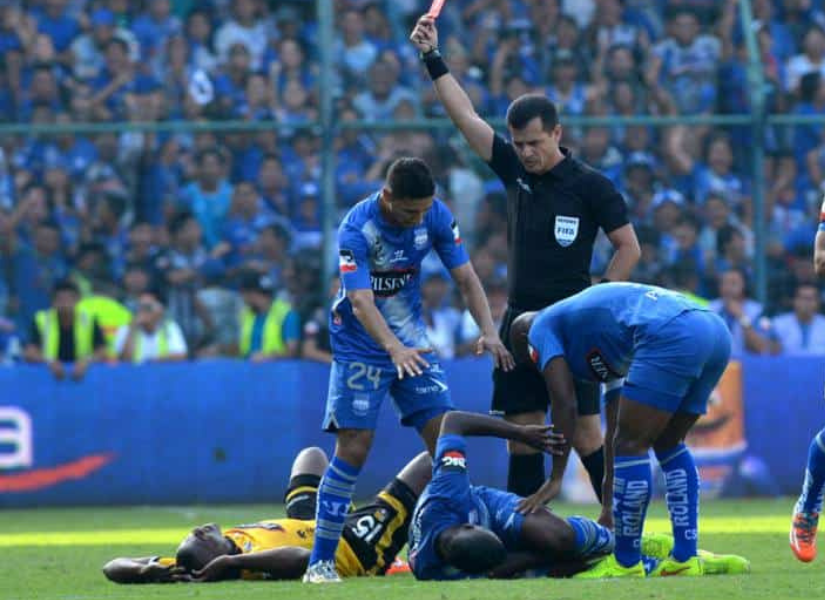 Álex Bolaños salió expulsado, tras dos faltas a su hermano, Miller Bolaños, figura de Emelec.