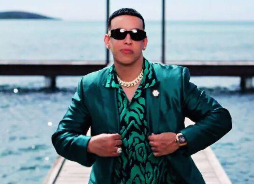 Daddy Yankee, cuyo nombre real es Ramón Luis Ayala Rodríguez, es un cantante, compositor, productor y actor puertorriqueño, ampliamente reconocido como el Rey del Reguetón por su gran influencia en popularizar este género a nivel mundial.