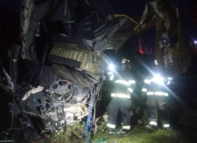 Los bomberos acudieron al sitio para realizar las labores del rescate.