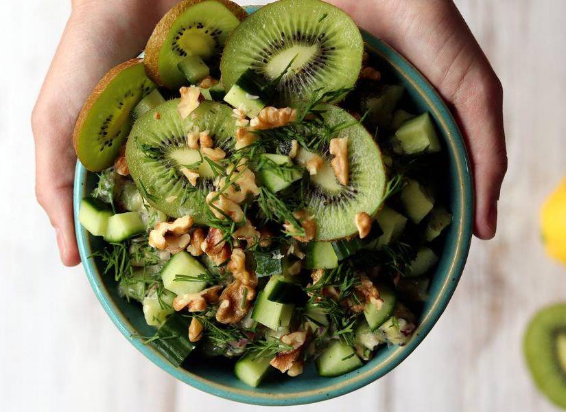 Imagen referencial de ensalada con kiwi.