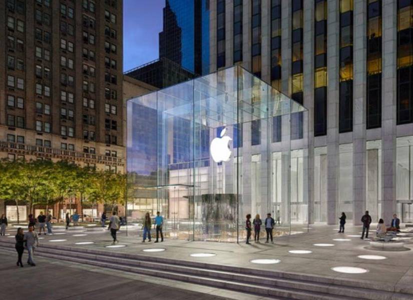 Exteriores de la tienda de Apple ubicada en la ciudad de Nueva York en Estados Unidos, específicamente en la 5ta avenida de la ciudad norteamericana.