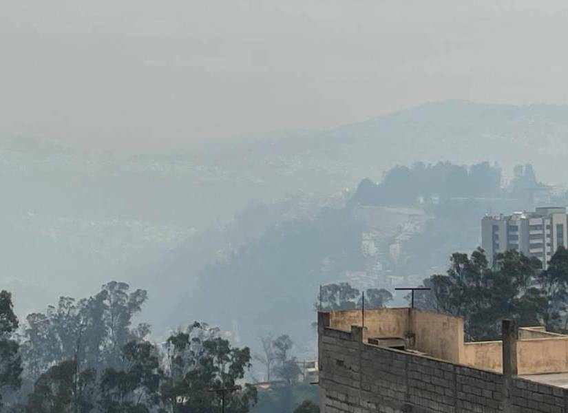 Un manto de humo en el cielo de Quito.