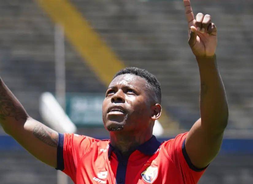 Gabriel Cortez, celebrando con El Nacional.