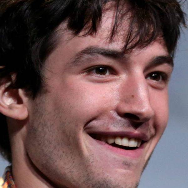 Ezra Miller Aparece Sorpresivamente En Alfombra Roja De The Flash En Medio De Polémicas