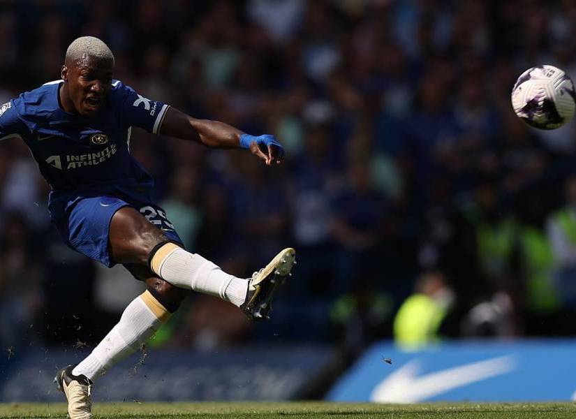 Moisés disparando desde media cancha para anotar su gol. (@ChelseaFC)