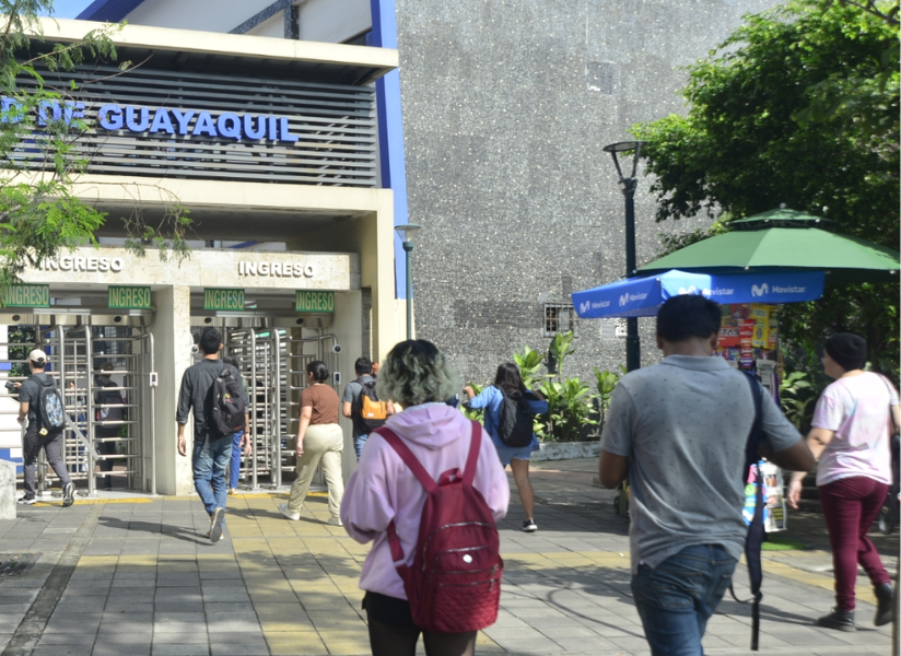 Puerta G2 de la Universidad de Guayaquil.