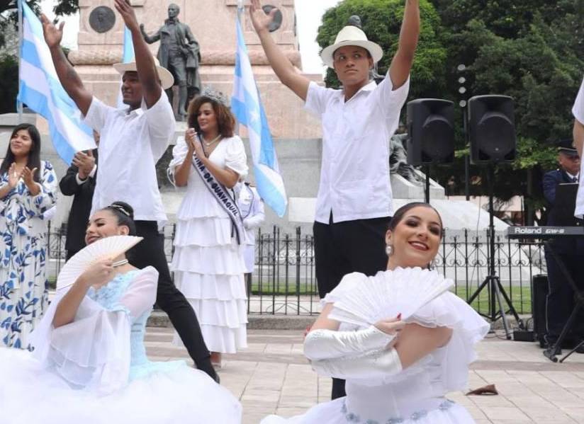 Foto de archivo de pregón cívico en Guayaquil.