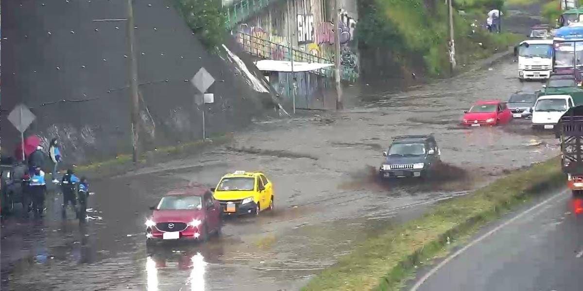 Las fuertes lluvias en Tambillo generan acumulación de agua y un pesado tráfico vehicular