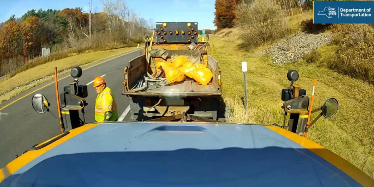 Un hombre se salva de ser impactado por un tráiler en una zona de obras, en Nueva York