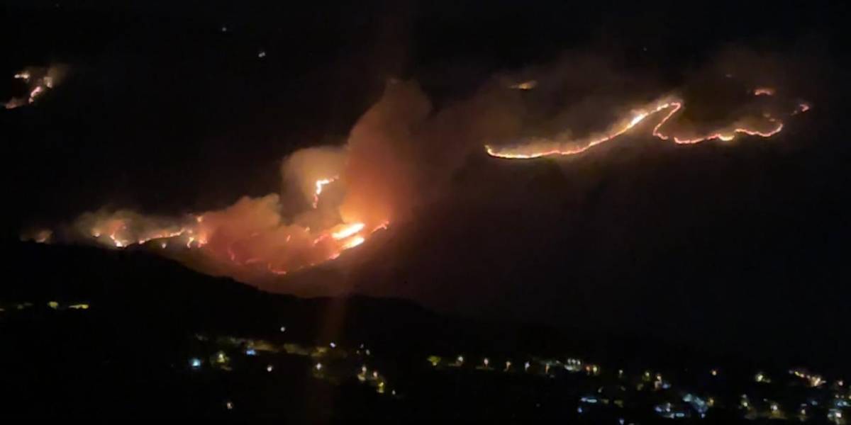 Incendio forestal en Azuay: Bomberos de tres cantones intervienen en Girón
