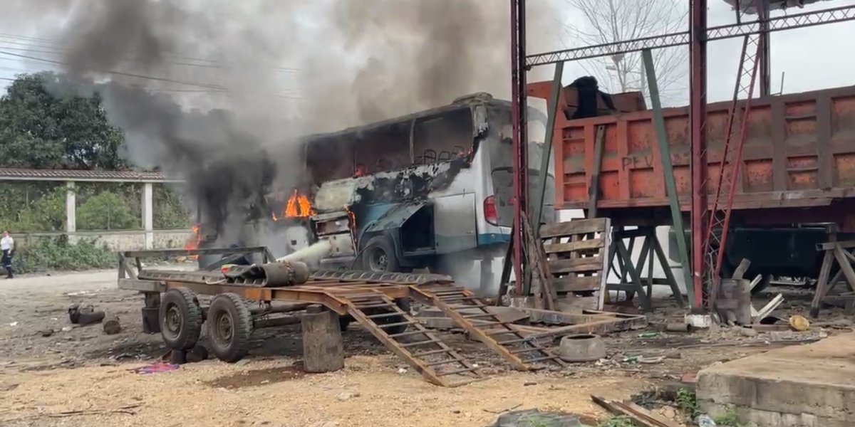 Un bus interprovincial de La Troncal, Cañar fue incinerado en un taller