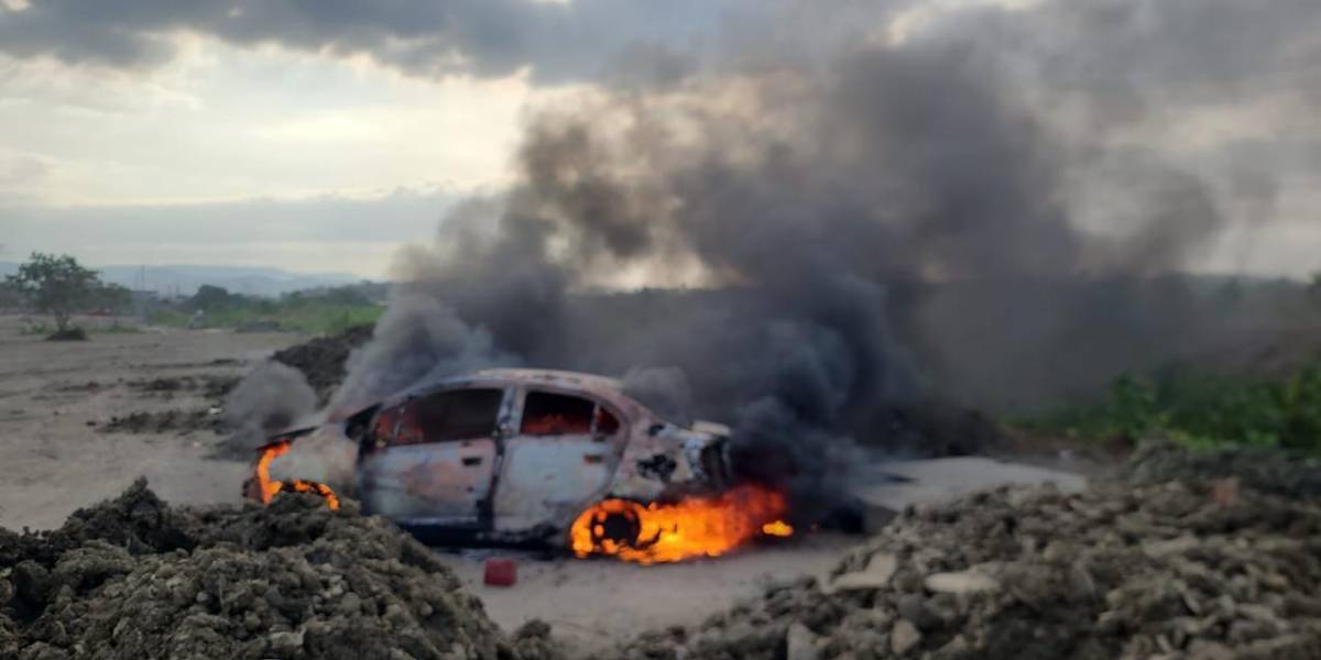 Un hombre fue incinerado junto a un vehículo en Guayaquil; estaría vinculado a doble asesinato en la Vía a Daule