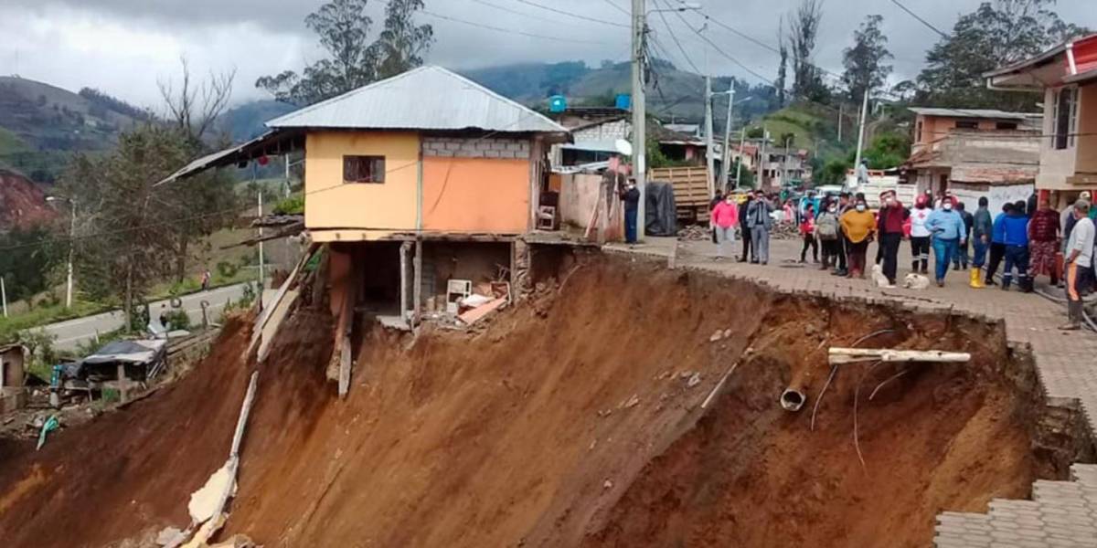 Sube a 12 las familias damnificadas en Chimbo por grave hundimiento de tierra