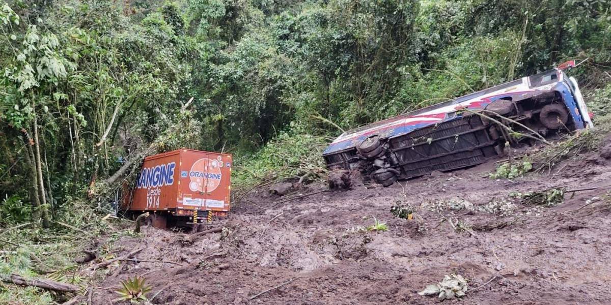 Dos buses y un camión cayeron al abismo por un deslizamiento de tierra en la vía Alóag-Santo Domingo