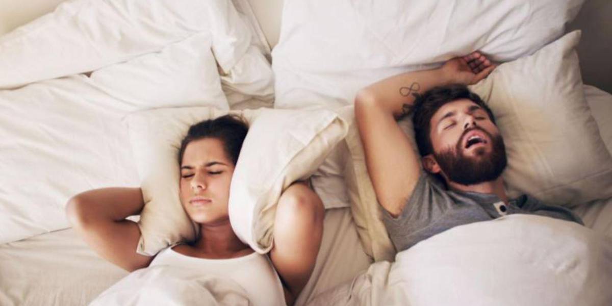 Qué es el “sleep divorce” (o el “divorcio del sueño”), el creciente número de parejas que duermen en piezas separadas