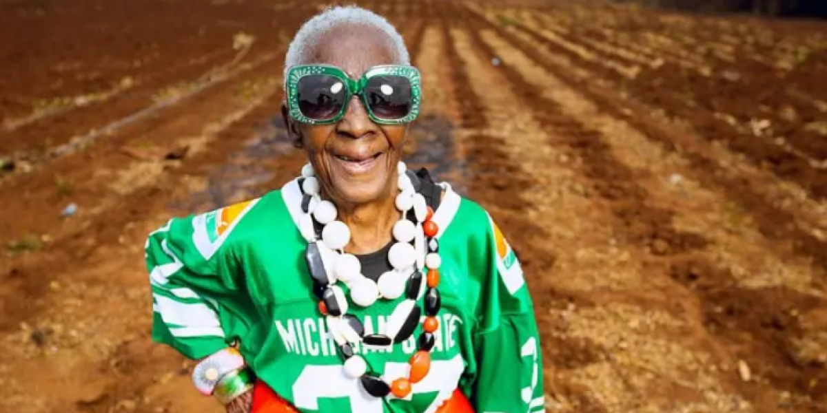 La abuela con unas gruesas gafas de sol que se convirtió en un improbable ícono de la moda