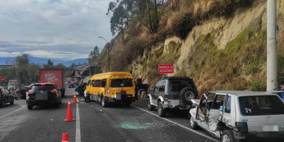 Nueve heridos deja el choque entre cinco vehículos en la av. Simón Bolívar