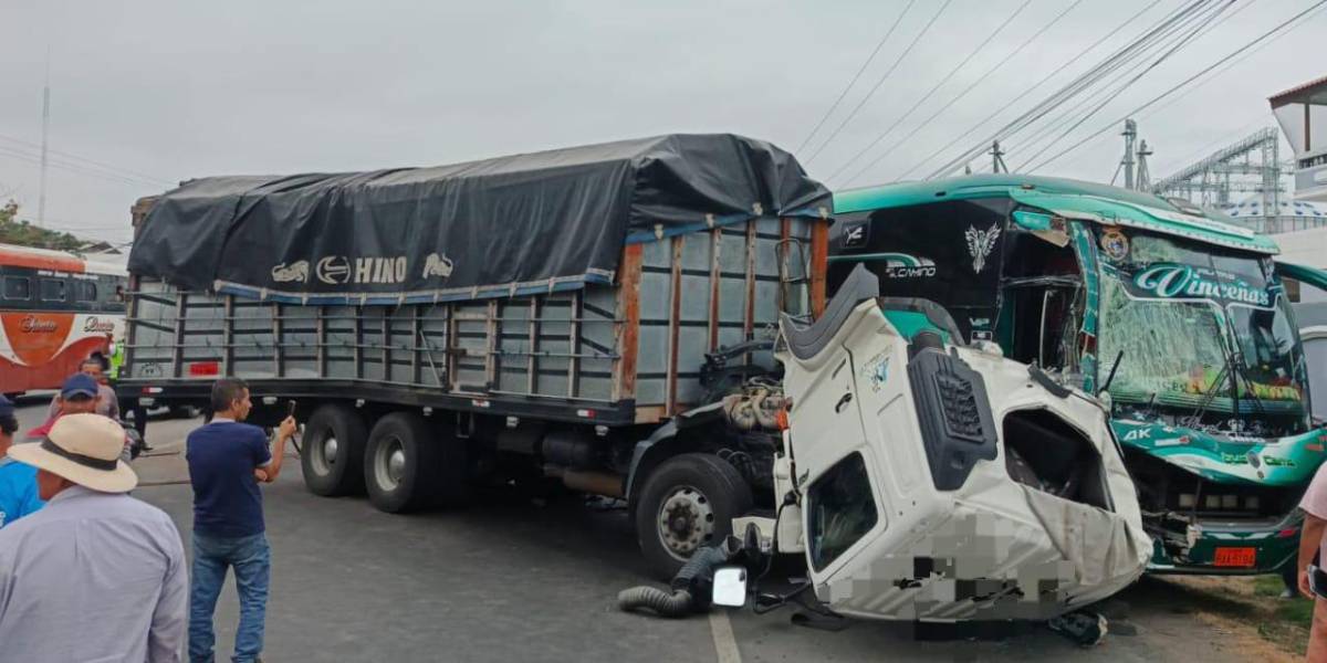 Dos buses de transporte interprovincial chocaron en la vía entre Daule y Santa Lucía, en Guayas