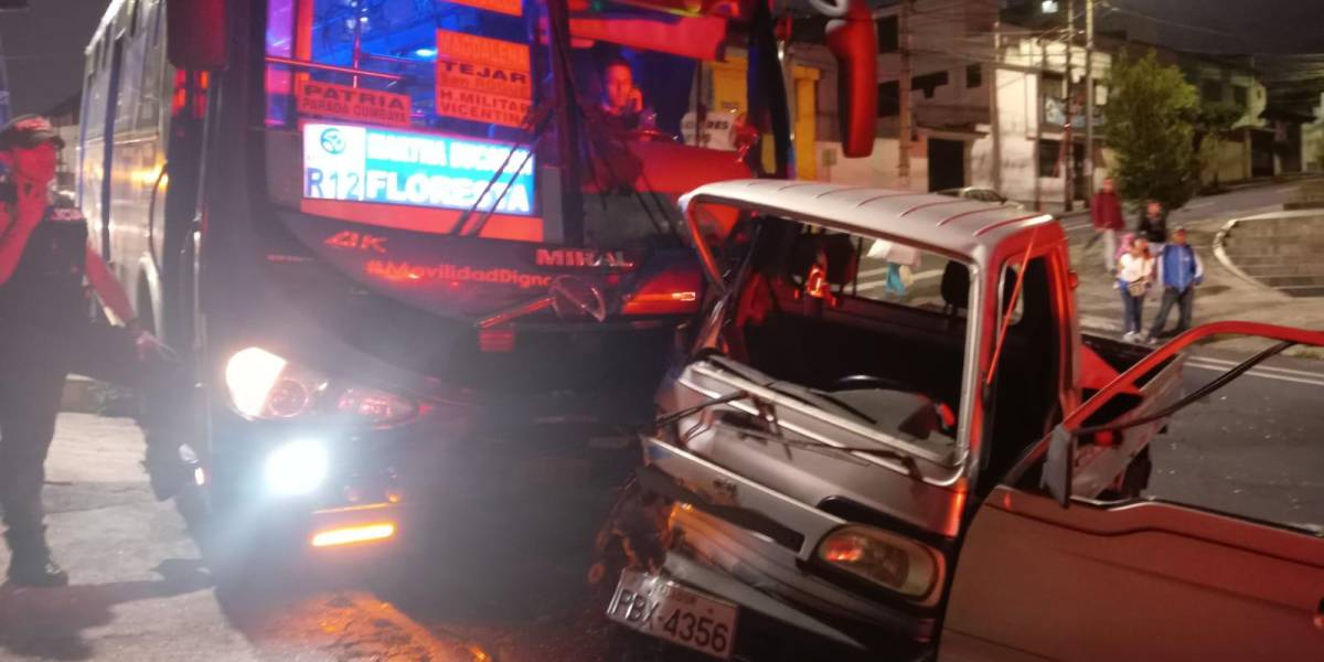 Quito: un bus y un carro liviaron se chocaron en La Floresta