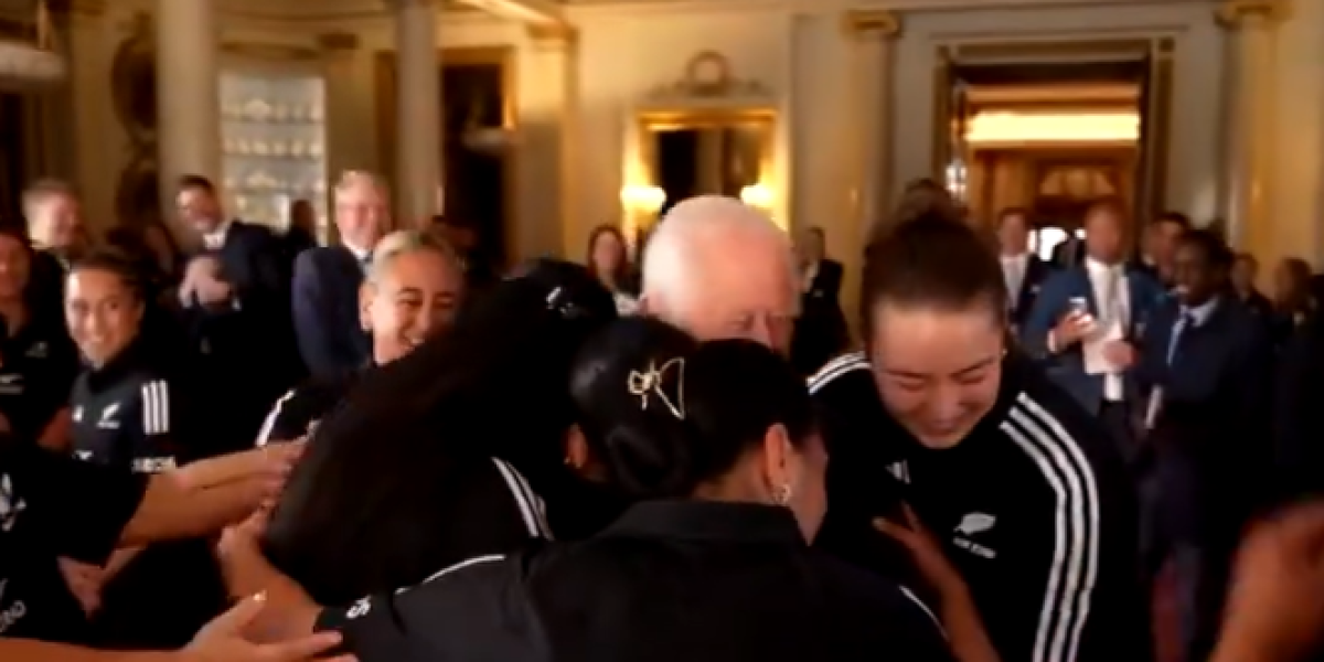 VIDEO | El rey Carlos III acepta un abrazo grupal con la selección femenina de rugby de Nueva Zelanda