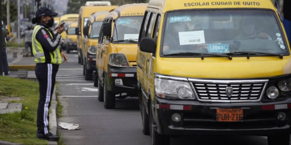 Transportistas escolares anuncian incremento del 30% en el servicio en Quito