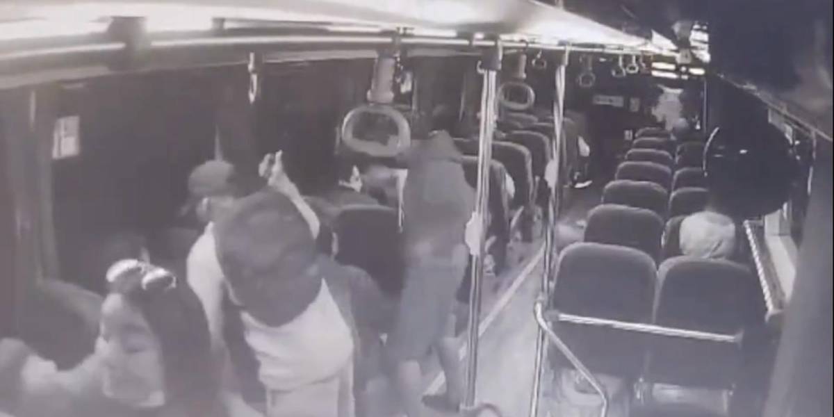 Quito | Un violento asalto a un bus interparroquial en Pifo quedó registrado en video