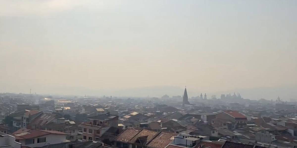 Cuenca y Loja amanecen cubiertas de humo por los incendios forestales