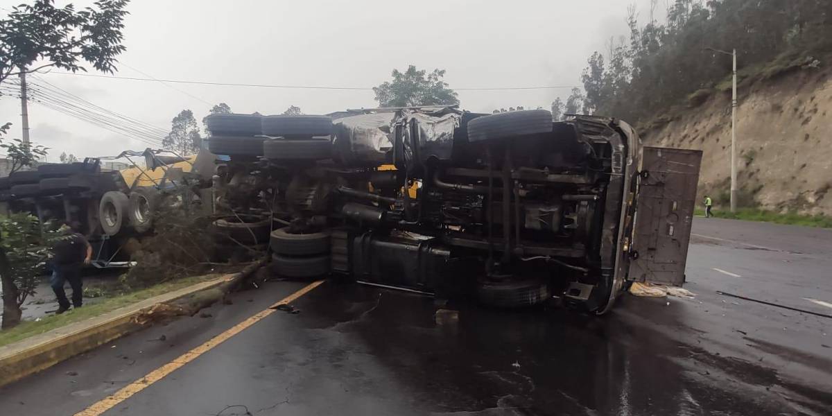 Quito: un tanquero se volcó en la avenida Simón Bolívar y provoca fuerte congestión vehicular