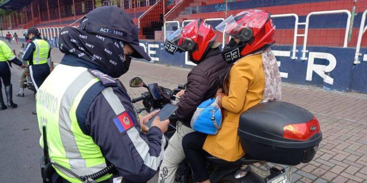 Quito: la multa por circular con dos personas o más en una motocicleta será de USD 69