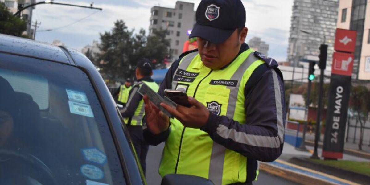 Quito: si usted parquea su auto en zonas prohibidas, puede ser multado con USD 46