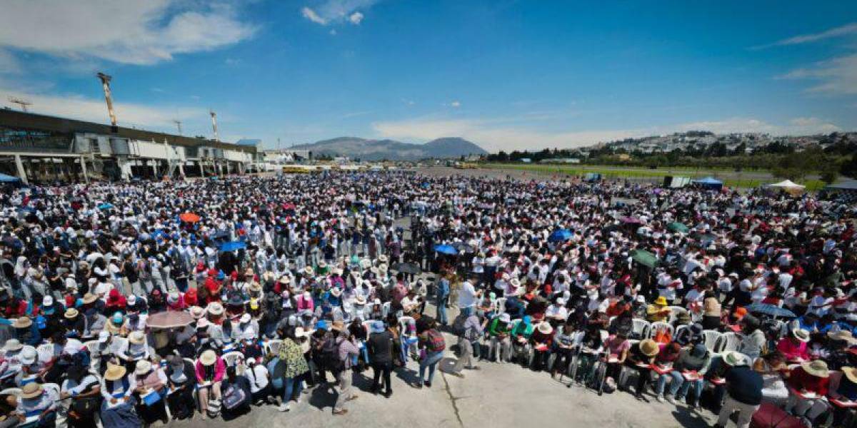 Quito rompe el Récord Guinness de más personas congregadas en un mismo lugar dibujando a la capital