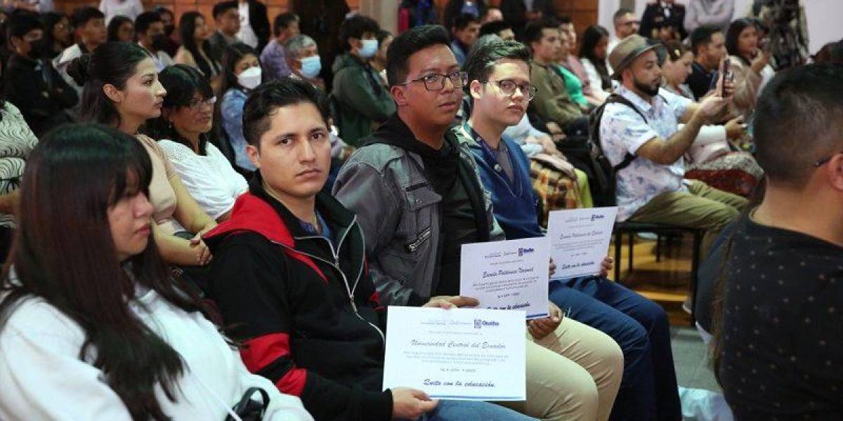 Quito: el Municipio entregó becas a 194 estudiantes de tercer nivel