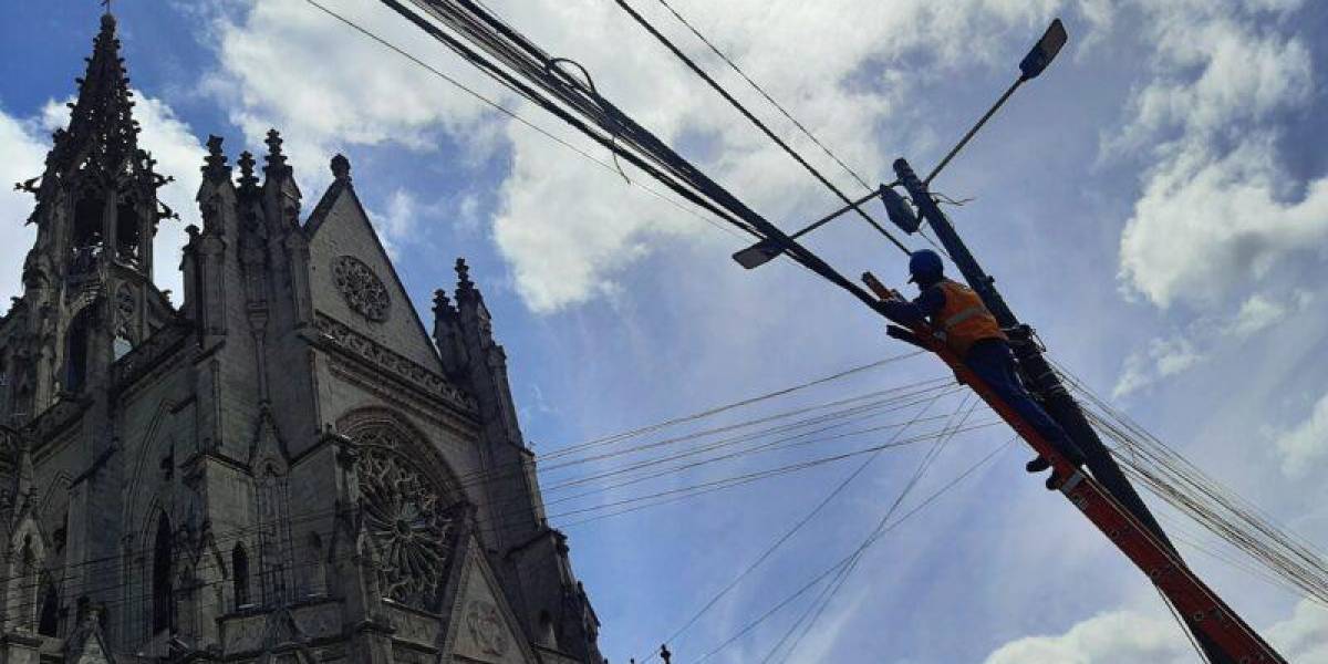 Centro Histórico de Quito: más de 5 000 metros de cable en desuso serán retirados en el sector de La Basílica