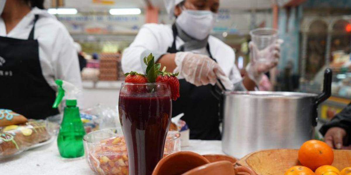 Los mercados de Quito ofrecen degustaciones de colada morada durante el feriado de noviembre