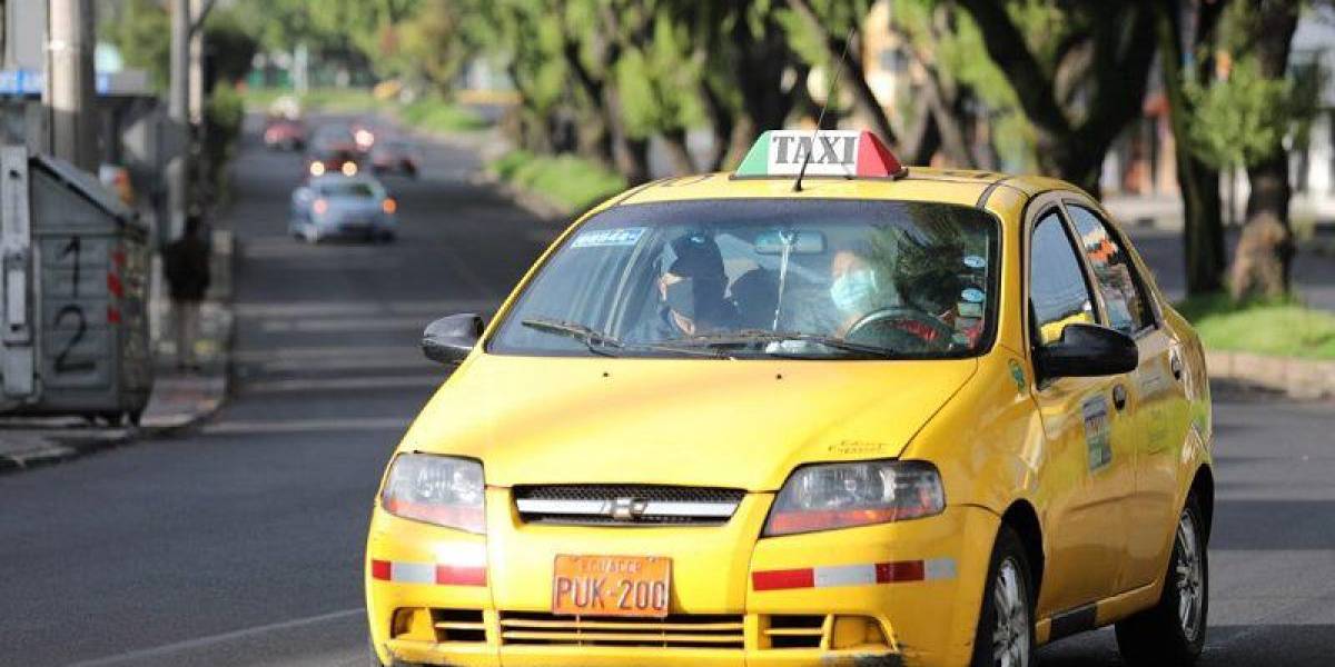 Un taxi fue desmantelado en el sur de Quito, mientras el conductor dormía en el interior