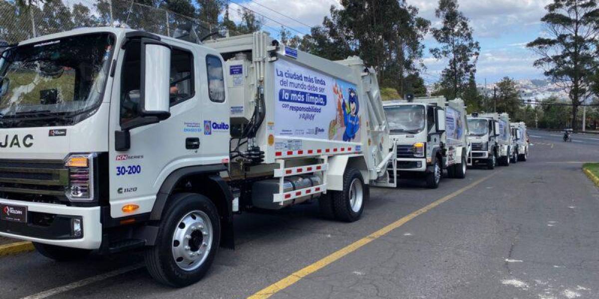 Quito suma seis camiones de carga posterior de basura