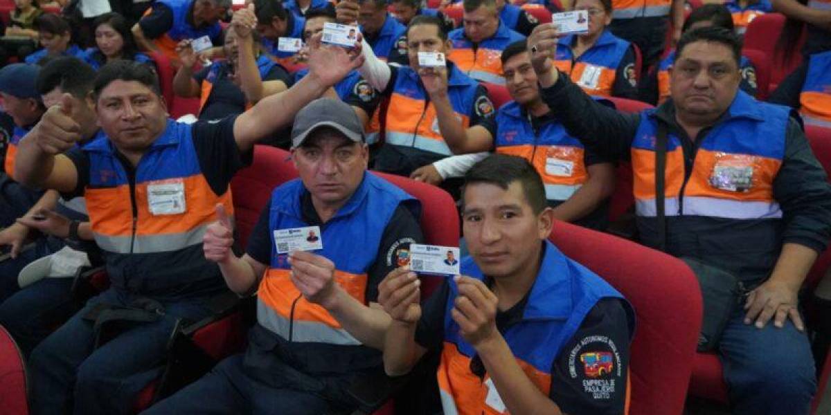 Quito: los comerciantes autónomos del Trolebús y Ecovía recibieron un carné de identificación
