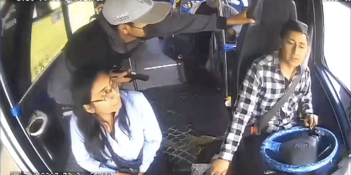 Quito | Un video capta el asalto de tres hombres a un bus de transporte público en Carapungo