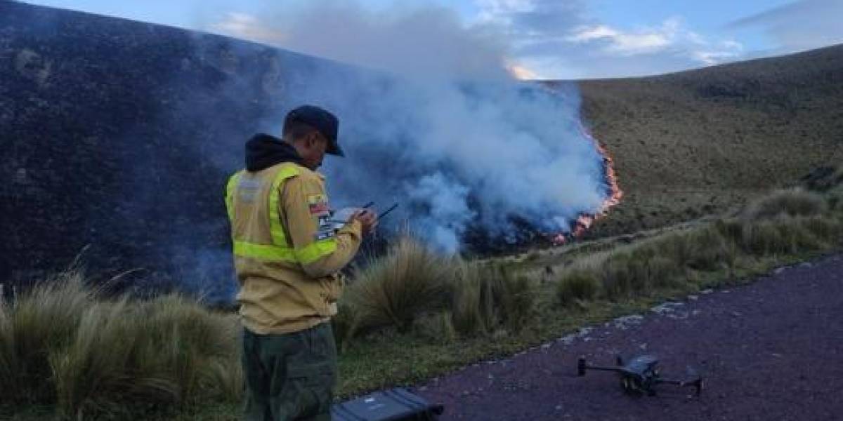 El incendio forestal en la Reserva del Antisana ha sido controlado en un 80% por los Bomberos de Quito