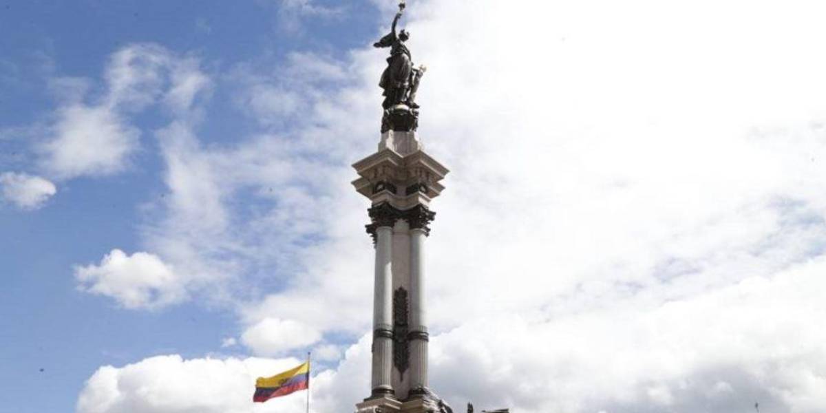 Quito: Prisión preventiva para sujetos que extrajeron una hoja de acanto del Monumento a la Independencia