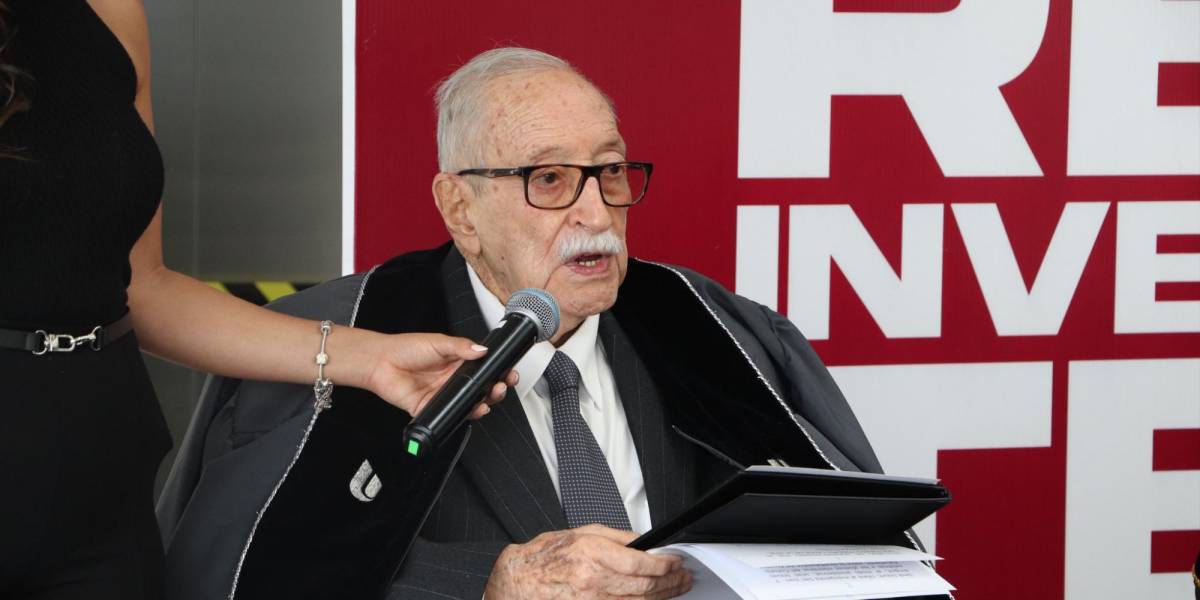 El periodista y escritor Simón Espinosa recibe un Doctorado Honoris Causa por la UIDE
