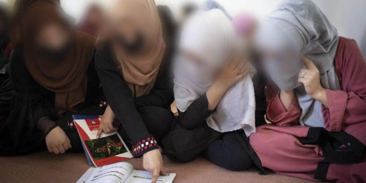 Las niñas que desafían el veto del Talibán en las escuelas secretas de Afganistán