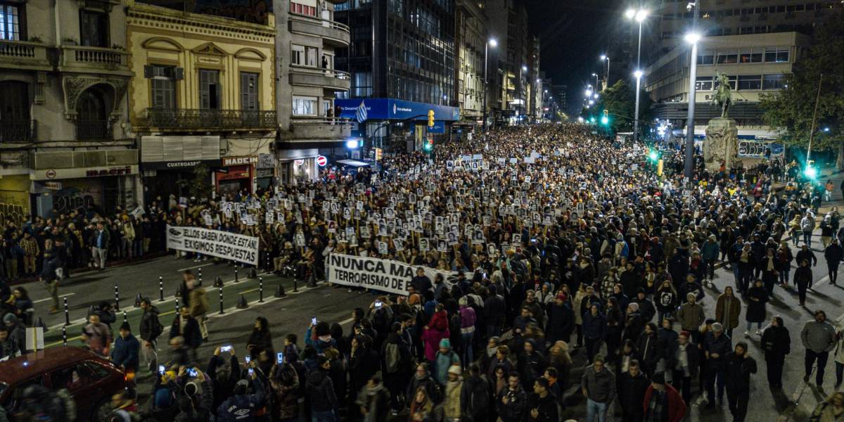 Miles de ciudadanos marchan por los desaparecidos de la dictadura en Uruguay